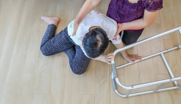 Que faire après une chute d’une personne âgée à domicile
