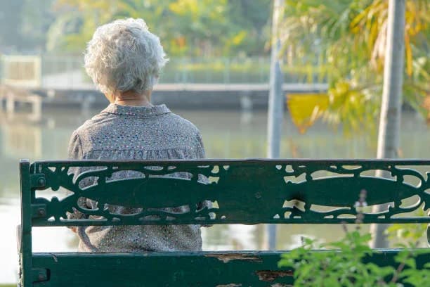 À partir de quand une personne âgée ne devrait plus vivre seule ?
